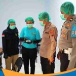 Sidokkes Polres Wonogiri menguji sampel makanan dengan alat rapid test kit.