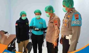 Sidokkes Polres Wonogiri menguji sampel makanan dengan alat rapid test kit.