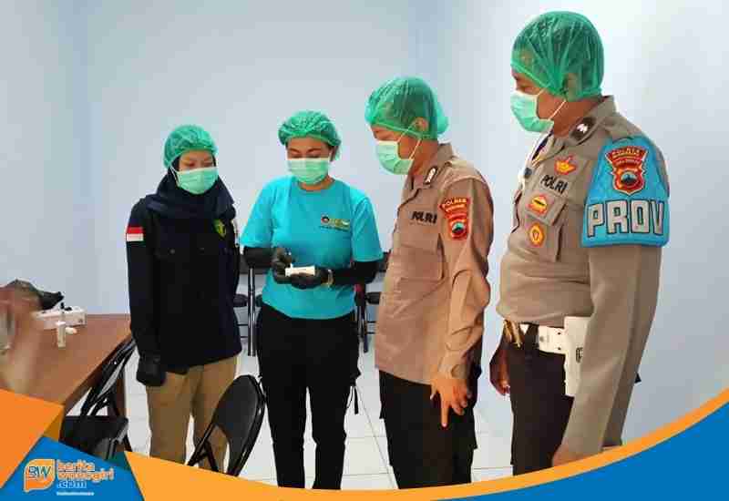 Sidokkes Polres Wonogiri menguji sampel makanan dengan alat rapid test kit.