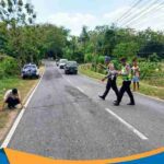 Petugas Satlantas Polres Wonogiri melakukan olah TKP kecelakaan tunggal di Eromoko.