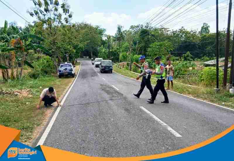 Petugas Satlantas Polres Wonogiri melakukan olah TKP kecelakaan tunggal di Eromoko.