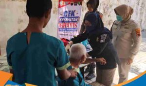 Tim medis Sidokkes Polres Wonogiri memeriksa tensi darah penghuni Rumah Sosial Esti Utomo.