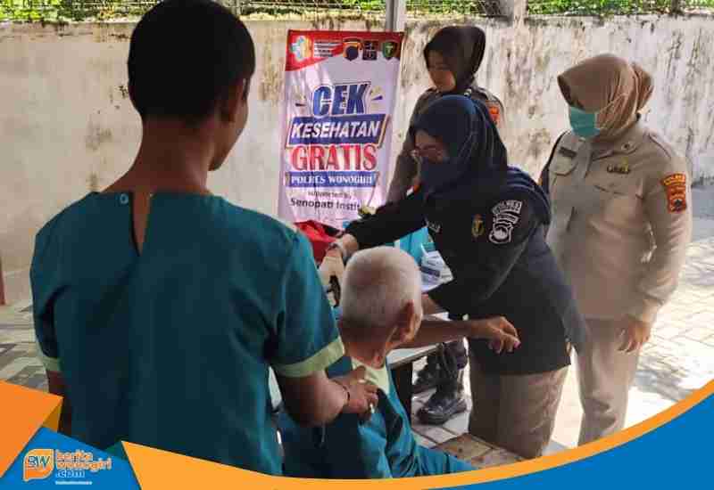 Tim medis Sidokkes Polres Wonogiri memeriksa tensi darah penghuni Rumah Sosial Esti Utomo.