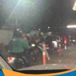 Antrean kendaraan roda dua mengantre tertib di lajur pengisian Pertamax.