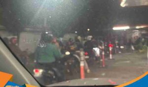 Antrean kendaraan roda dua mengantre tertib di lajur pengisian Pertamax.