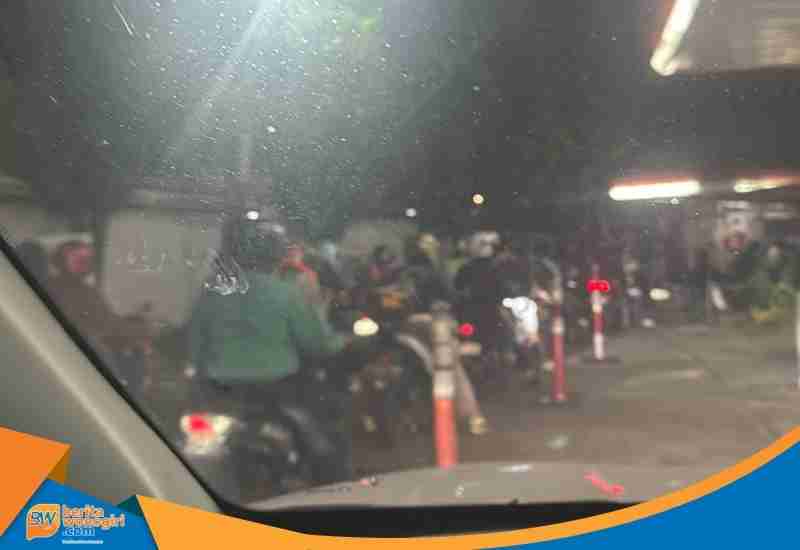 Antrean kendaraan roda dua mengantre tertib di lajur pengisian Pertamax.