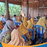 Suasana rapat Forkopimcam Paranggupito membahas distribusi makanan bergizi gratis.
