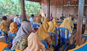 Suasana rapat Forkopimcam Paranggupito membahas distribusi makanan bergizi gratis.