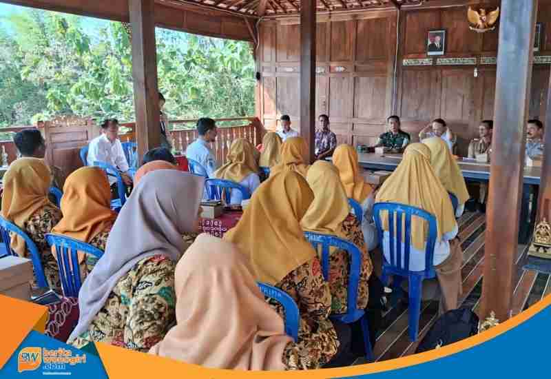 Suasana rapat Forkopimcam Paranggupito membahas distribusi makanan bergizi gratis.