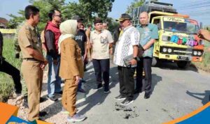 Kepala Dinas PUPR Jateng Henggar Budi Anggoro meninjau kondisi jalan rusak di Blora.