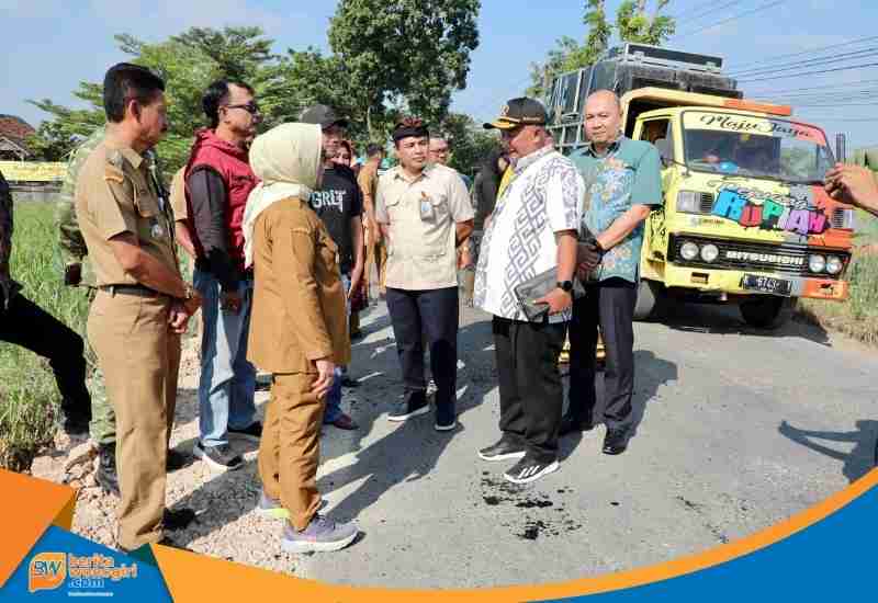 Kepala Dinas PUPR Jateng Henggar Budi Anggoro meninjau kondisi jalan rusak di Blora.
