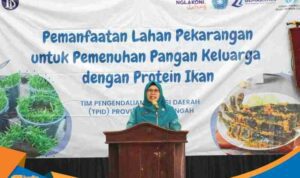 Indah Sumarno memberikan sambutan di depan kader Tim Penggerak PKK Karanganyar.