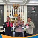 Wakapolres Wonogiri Kompol Parwanto menunjukkan barang bukti dalam konferensi pers.