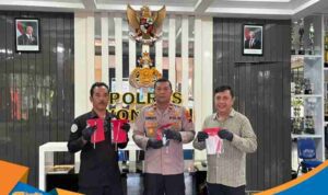 Wakapolres Wonogiri Kompol Parwanto menunjukkan barang bukti dalam konferensi pers.