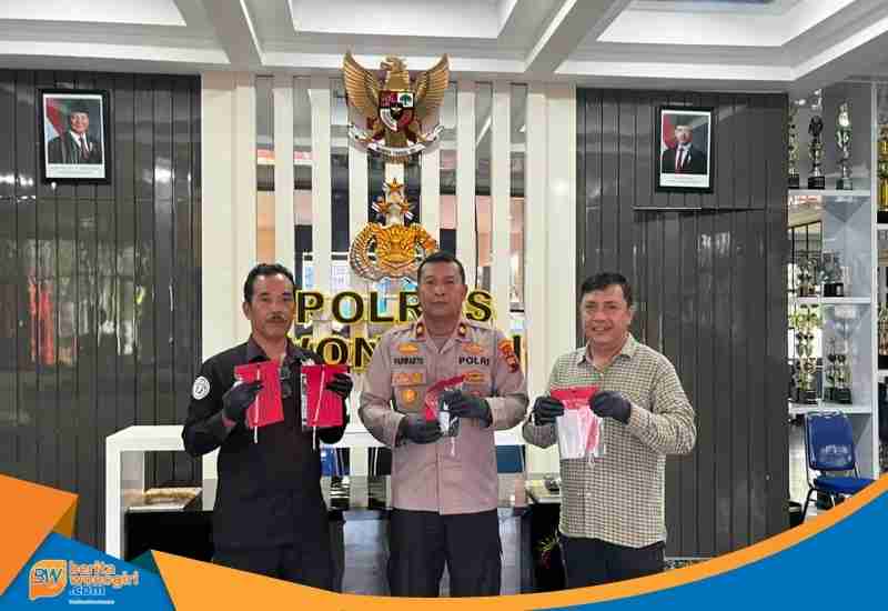 Wakapolres Wonogiri Kompol Parwanto menunjukkan barang bukti dalam konferensi pers.