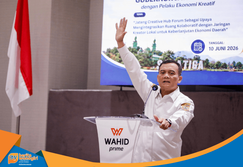 Gubernur Jateng Ahmad Luthfi berbicara memegang mikrofon di panggung Hotel Wahid Prime.