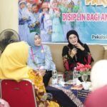 Nawal Arafah Yasin berbicara dalam acara parenting di Pekalongan terkait kesehatan mental anak.