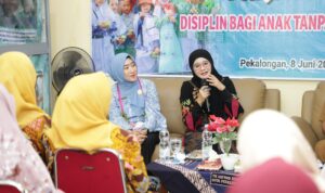 WhatsApp Image 2026-06-09 at 09.52.28 Nawal Arafah Yasin berbicara dalam acara parenting di Pekalongan terkait kesehatan mental anak.