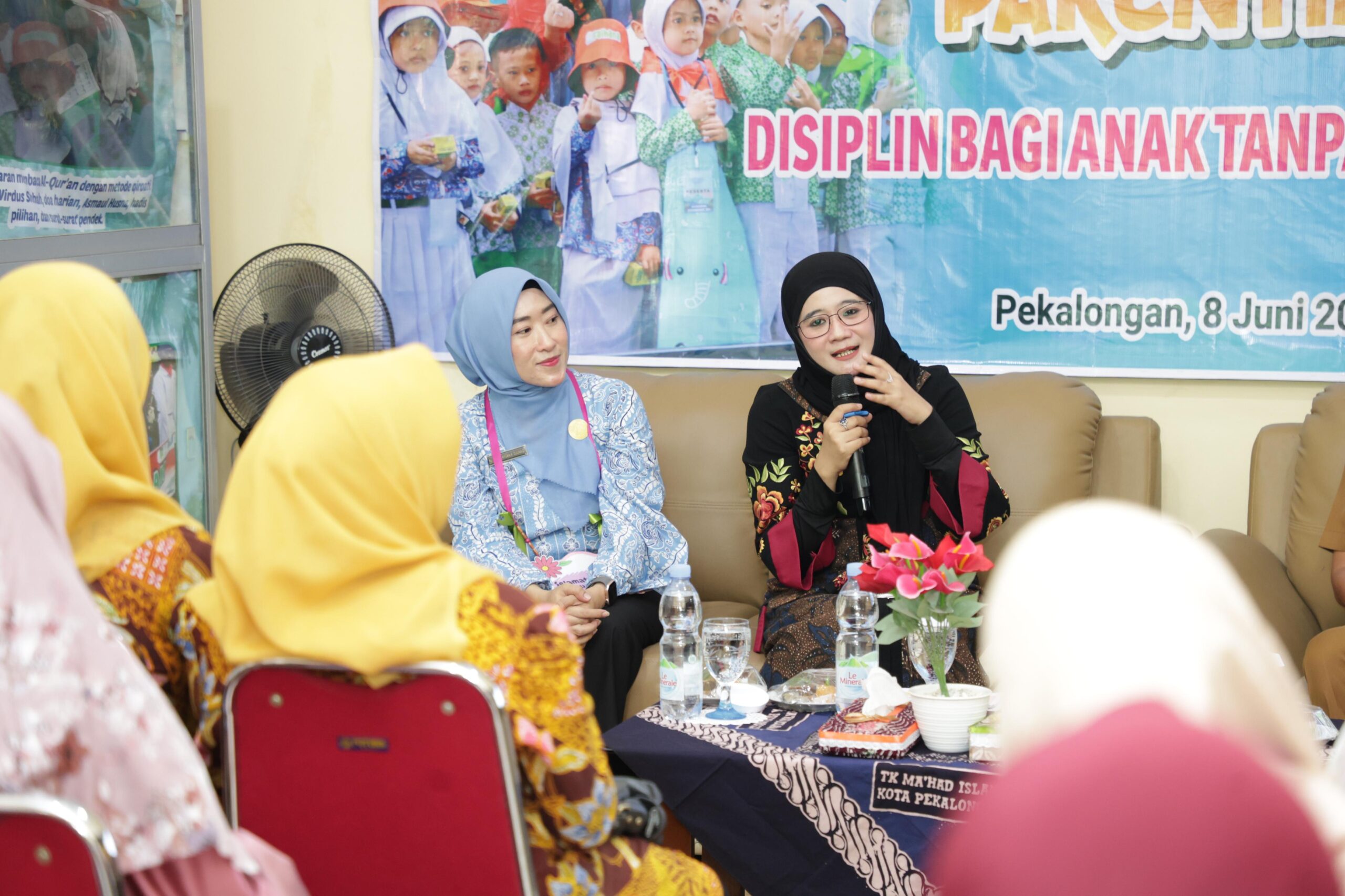 Nawal Arafah Yasin berbicara dalam acara parenting di Pekalongan terkait kesehatan mental anak.